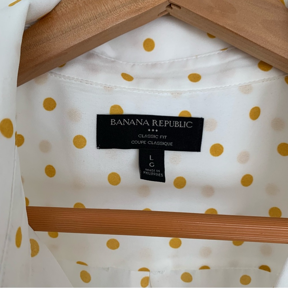 Banana Republic sleeveless collared shirt. Size Large